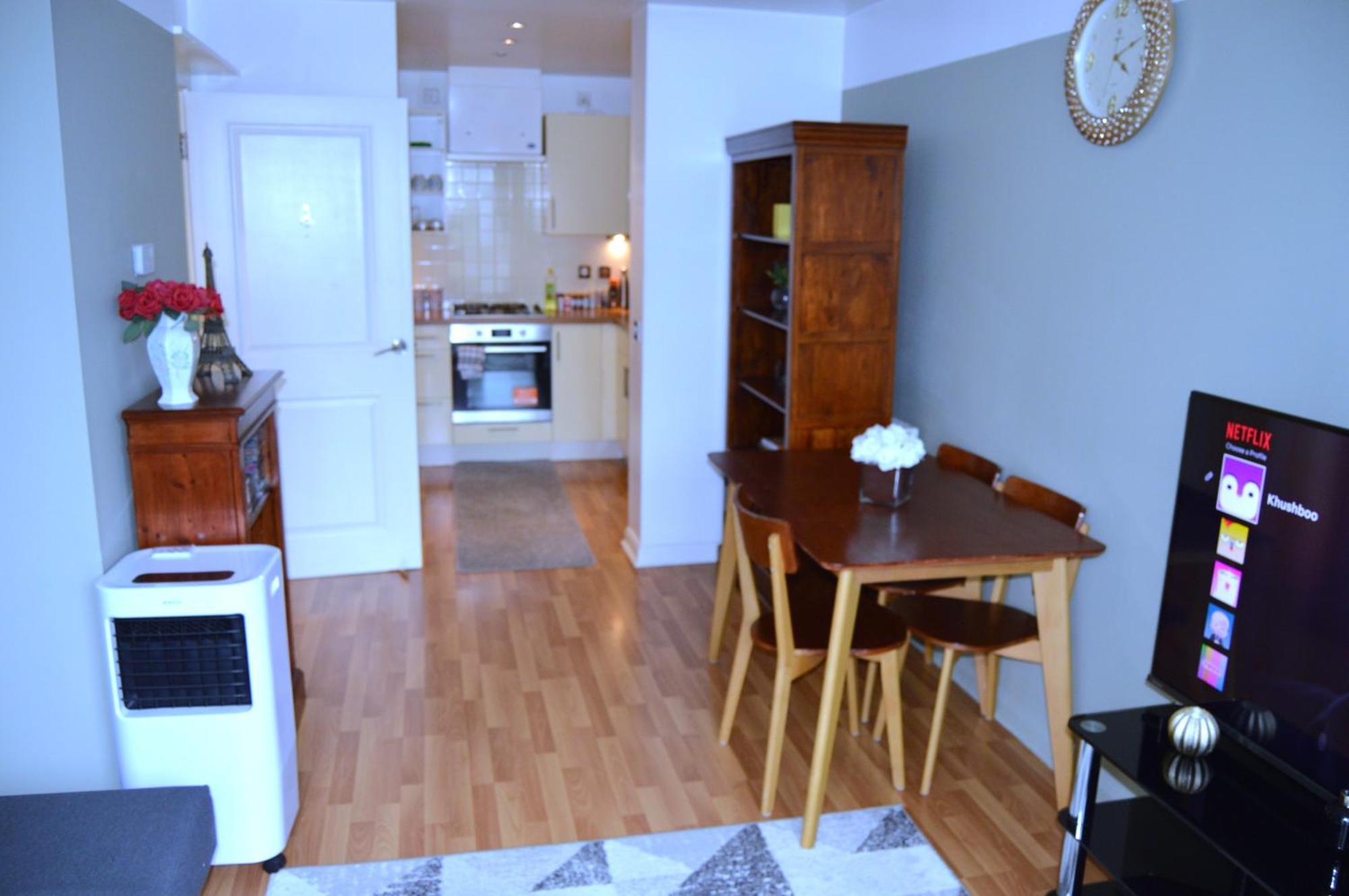 Entire Apartment Next To Canary Wharf In Лондон Екстер'єр фото