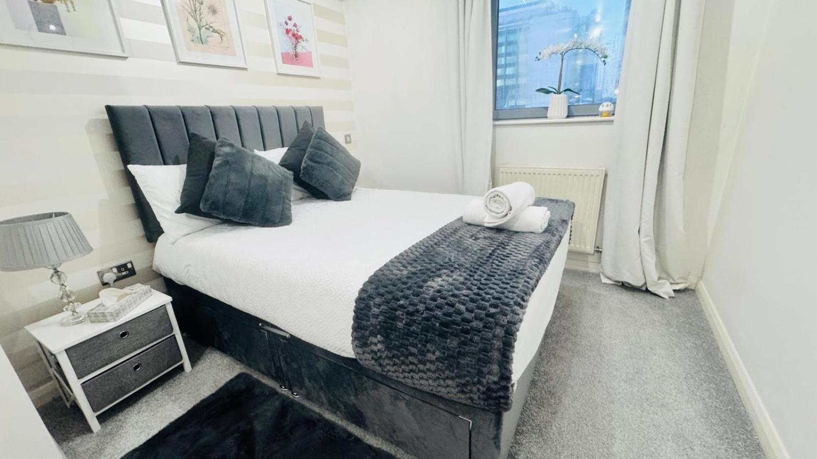 Entire Apartment Next To Canary Wharf In Лондон Екстер'єр фото